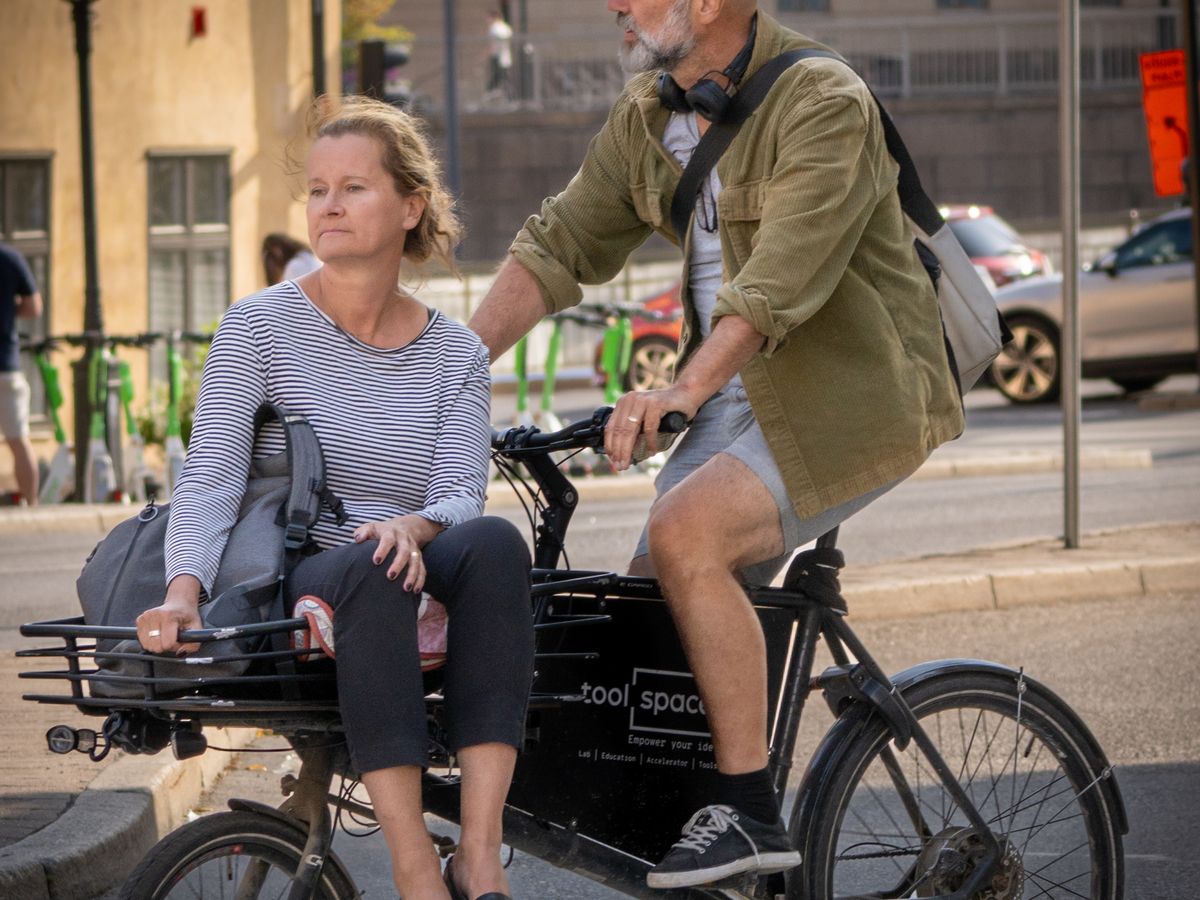 Lådcykel med företagets logotyp och budskap på lådan